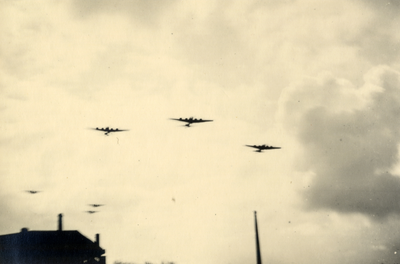 825401 Afbeelding van enkele Amerikaanse B-17 vliegtuigen boven de stad Utrecht om voedselpakketten af te werpen in het ...